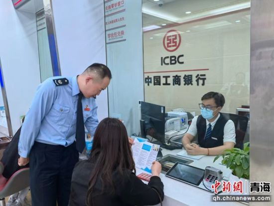 图为税务干部在对外付汇业务窗口为纳税人宣传政策。 陈波摄 图为税务干部在对外付汇业务窗口为纳税人宣传政策。 陈波摄