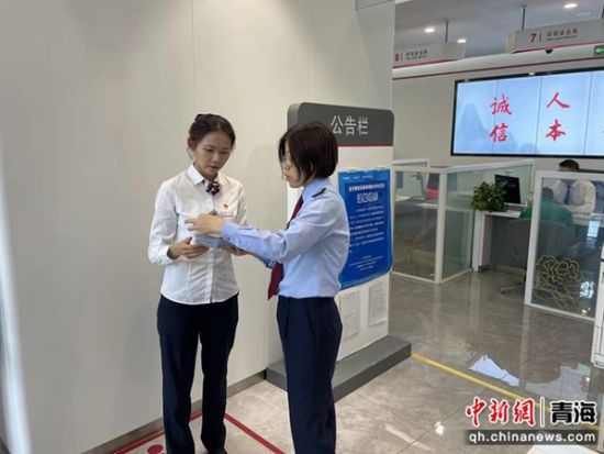 图为税务干部为银行工作人员答疑解惑。 陈波摄 图为税务干部为银行工作人员答疑解惑。 陈波摄
