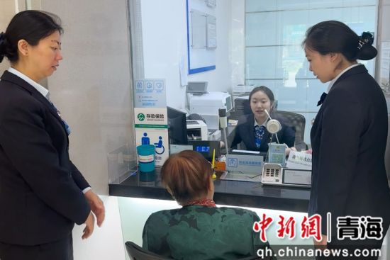 资料图为建行青海电力支行工作人员正在劝解老人以防上当受骗。 建行青海省分行供图