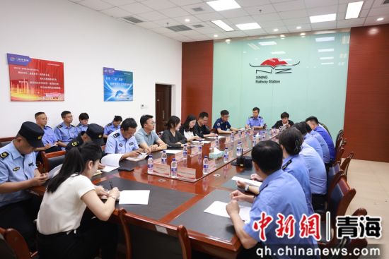 图为相关负责人开展专题座谈会。 张炜摄