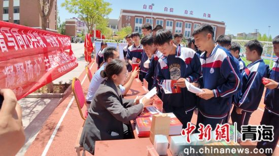 图为侨法宣传进校园活动现场。青海省委统战部供图 图为侨法宣传进校园活动现场。青海省委统战部供图