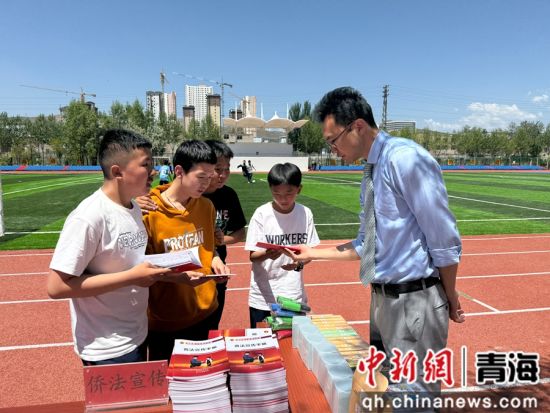 图为侨法宣传进校园活动现场。青海省委统战部供图 图为侨法宣传进校园活动现场。青海省委统战部供图