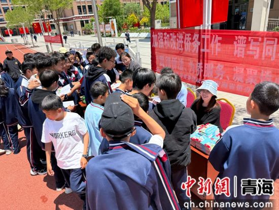 图为侨法宣传进校园活动现场。青海省委统战部供图 图为侨法宣传进校园活动现场。青海省委统战部供图