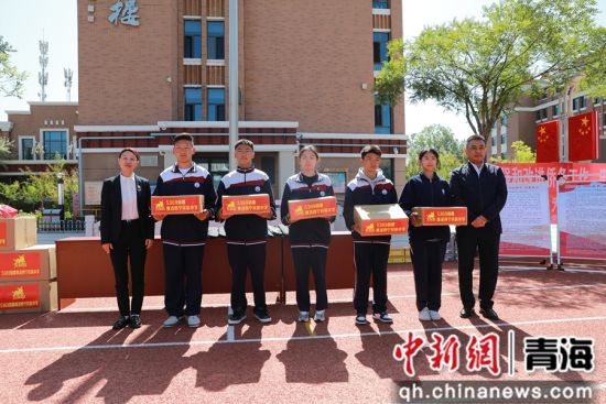 图为爱心捐赠活动现场。青海省委统战部供图 图为爱心捐赠活动现场。青海省委统战部供图