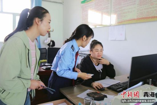 图为农牧服务团队上门为纳税人指导业务操作。张星辉摄 图为农牧服务团队上门为纳税人指导业务操作。张星辉摄