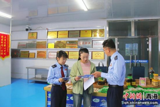 图为农牧服务团队走访青海海沃商贸有限公司问计问需。张星辉摄 图为农牧服务团队走访青海海沃商贸有限公司问计问需。张星辉摄
