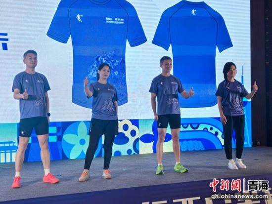 图为赛事服装发布现场。李隽 摄