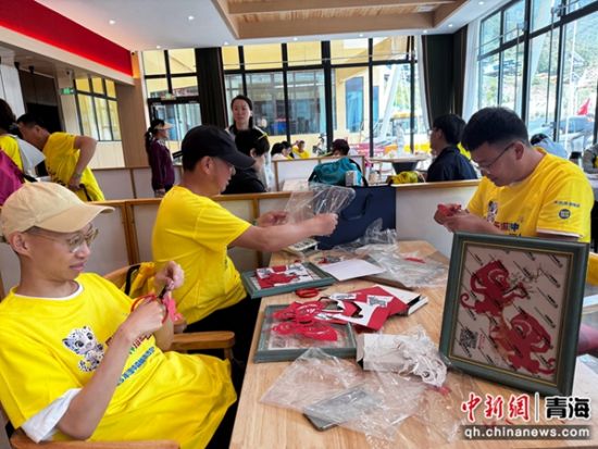 图为开展剪纸体验。祁绣娟 摄