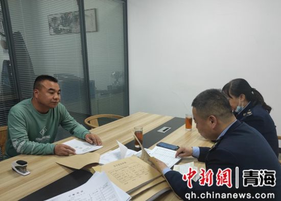 图为税务干部走访问需企业。孙玥 摄 图为税务干部走访问需企业。孙玥 摄