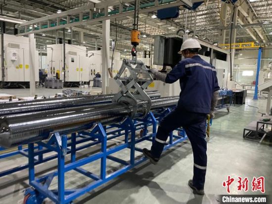 图为西宁经济技术开发区锂电池企业生产车间。(资料图) 中新网记者 孙睿 摄 图为西宁经济技术开发区锂电池企业生产车间。(资料图) 中新网记者 孙睿 摄