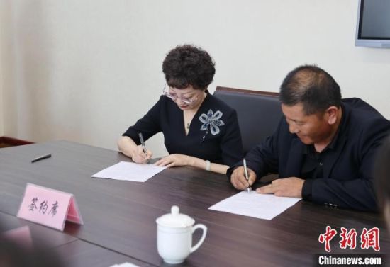 图为签订捐赠协议。张添福摄 图为签订捐赠协议。张添福摄