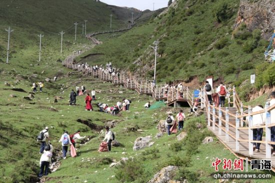 图为学生们捡拾垃圾。兴海县委宣传部供图 图为学生们捡拾垃圾。兴海县委宣传部供图