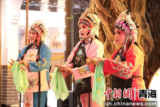 图为活动现场的戏曲表演。 城东区文体旅游科技局供图