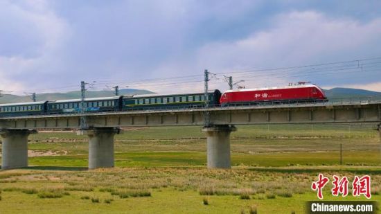 资料图为2023年6月,列车行驶在青藏铁路。 周悦翔 摄 资料图为2023年6月,列车行驶在青藏铁路。 周悦翔 摄
