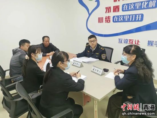 图为(资料图)立案庭干警在城西区一站式矛盾纠纷调解中心指导人民调解员开展工作。城西法供图 图为(资料图)立案庭干警在城西区一站式矛盾纠纷调解中心指导人民调解员开展工作。城西法供图