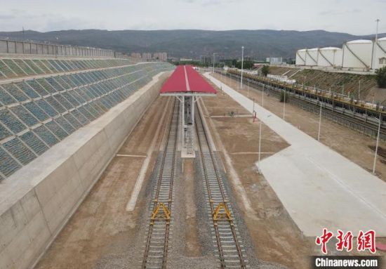 资料图为航拍青藏高原首条航油铁路运输通道。(无人机照片) 　　陆芸摄