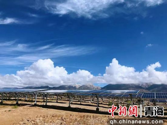 图为青海省海南藏族自治州共和县塘格木镇浪娘村风电项目。 建行青海省分行供图 图为青海省海南藏族自治州共和县塘格木镇浪娘村风电项目。 建行青海省分行供图