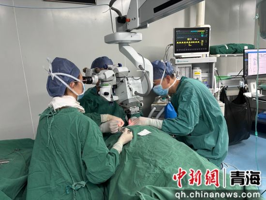 图为手术现场。西宁市第一人民医院供图