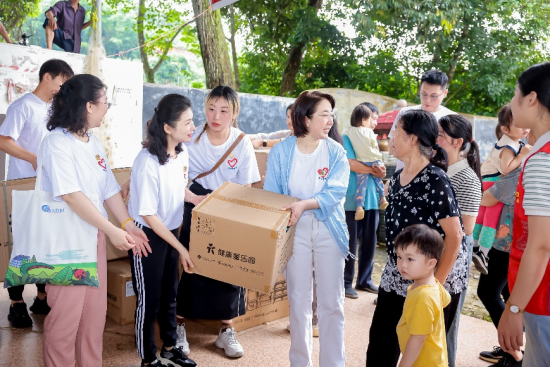安利中国人力资源副总裁徐萤带领员工参与“健康童乐园”物资运送 安利中国人力资源副总裁徐萤带领员工参与“健康童乐园”物资运送