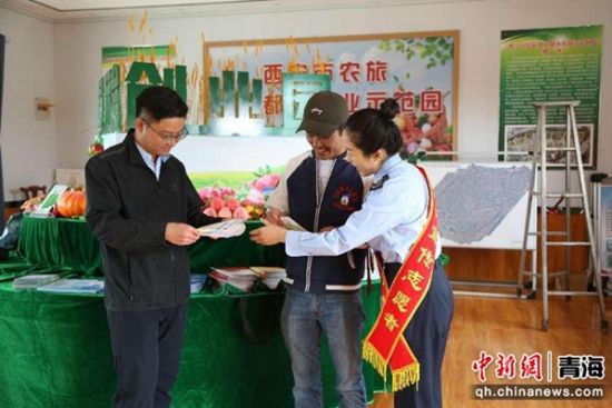 图为党员干部深入企业开展点对点操作辅导。刘然曦摄 图为党员干部深入企业开展点对点操作辅导。刘然曦摄