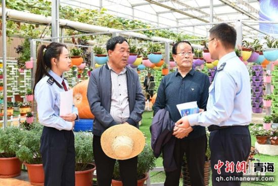 图为“税费管家”团队深入企业开展政策宣传辅导。莫鑫生摄 图为“税费管家”团队深入企业开展政策宣传辅导。莫鑫生摄