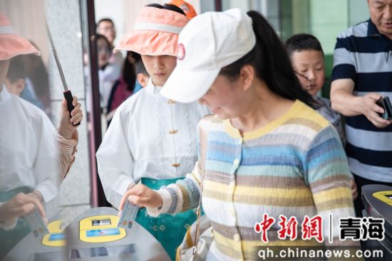 图为建行西宁城东支行举办“社保卡的穿越之旅”主题宣传活动现场。 建行青海省分行供图