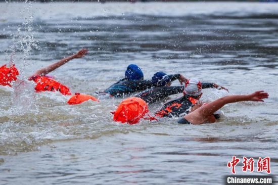 6月19日，黄河抢渡赛玛沁站决赛现场。薛蒂 摄