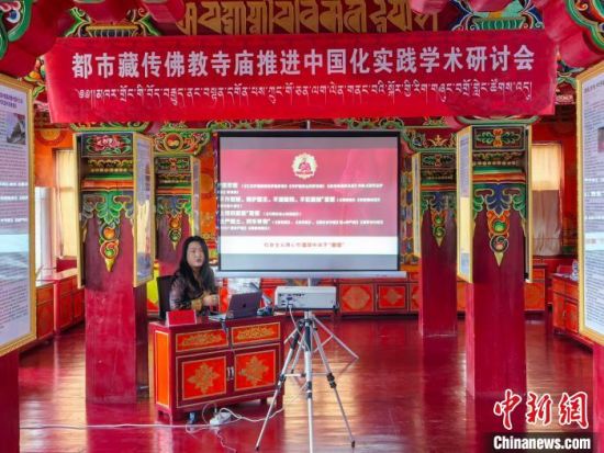 图为与会人员在西宁市宏觉寺大雄宝殿研讨交流。胡贵龙摄