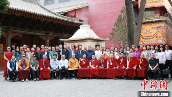 图为与会人员合影留念。西宁宏觉寺供图
