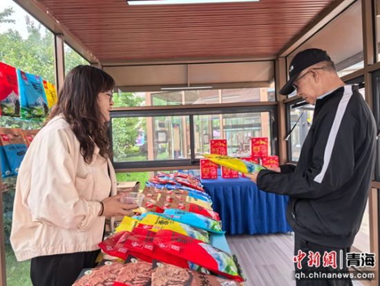 图为果洛州重点文旅企业推介农畜特产。 祁增蓓摄