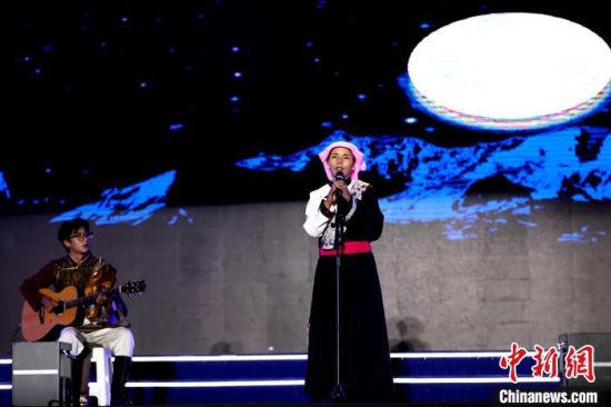 图为阿尼玛卿乡村电音节现场,丹正母子一弹一唱《乌兰巴托的夜》。薛蒂摄 图为阿尼玛卿乡村电音节现场,丹正母子一弹一唱《乌兰巴托的夜》。薛蒂摄