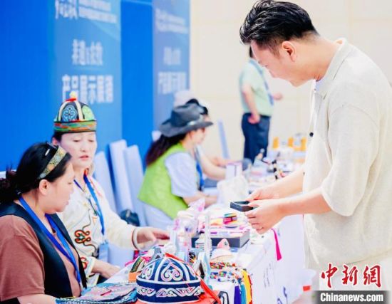 图为山东民众挑选特色非遗产品。格尔木市文体旅游广电局 供图 图为山东民众挑选特色非遗产品。格尔木市文体旅游广电局 供图