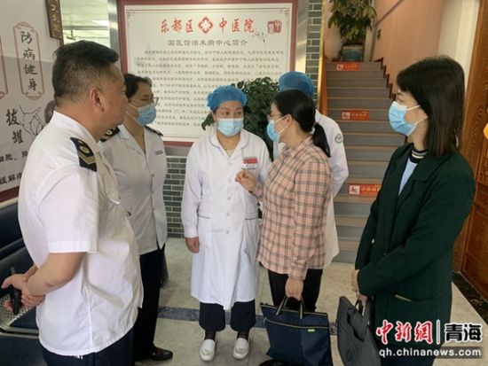 图为指导团一行前往乐都区中医院国医馆。乐都区卫健局供图 图为指导团一行前往乐都区中医院国医馆。乐都区卫健局供图