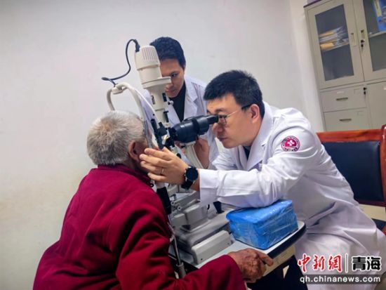图为北京“组团式”医疗帮扶玉树州人民医院场景。于健摄 图为北京“组团式”医疗帮扶玉树州人民医院场景。于健摄