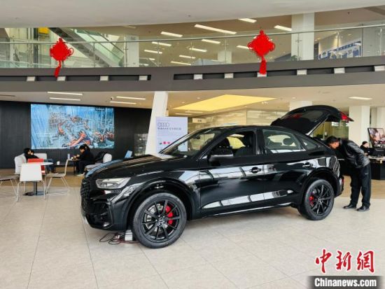 图为消费者在汽车4s店挑选购车。孙睿 摄