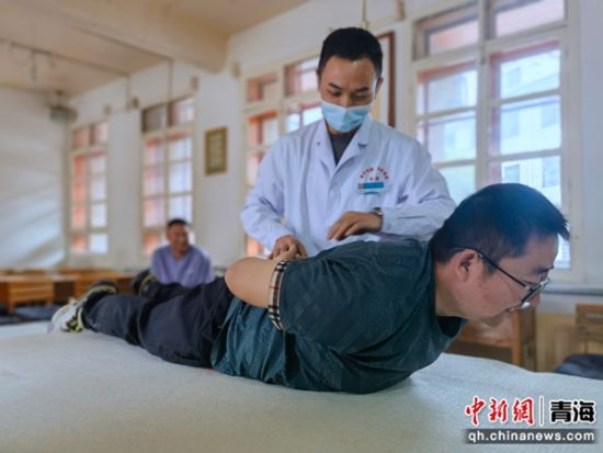 图为义诊活动现场。张海雯摄