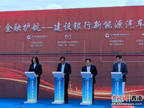 图为启动仪式上政银企合作签约。张海雯摄