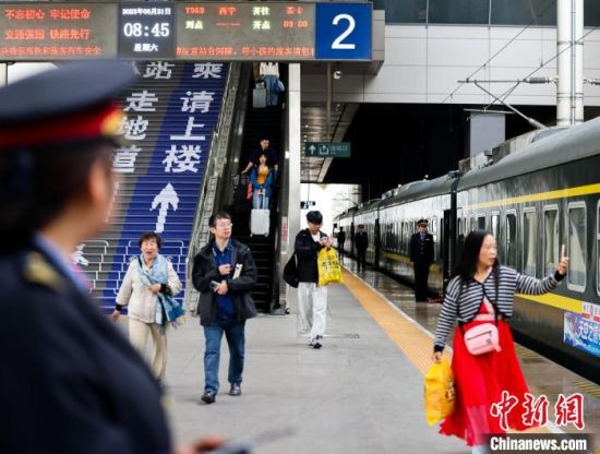 图为“天空之镜”号旅游列车停靠在西宁站。　　李磊摄