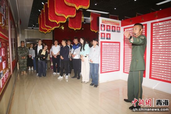 图为参观团成员参观该支队史馆。 罗元凯摄