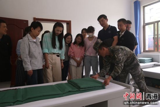 图为参观团成员观摩内务设置。 罗元凯摄