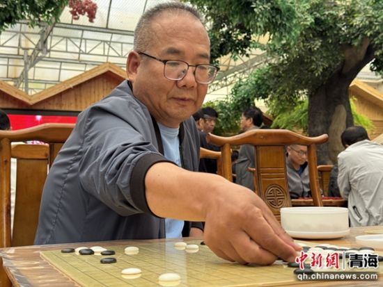 图为围棋比赛中，选手落子。陈宗淇 摄