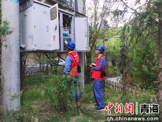 图为国家电网青海电力三江源(海东互助)党员服务队队员检查青海省海东市互助土族自治县小庄村变压器运行情况。赵梅芳摄 图为国家电网青海电力三江源(海东互助)党员服务队队员检查青海省海东市互助土族自治县小庄村变压器运行情况。赵梅芳摄