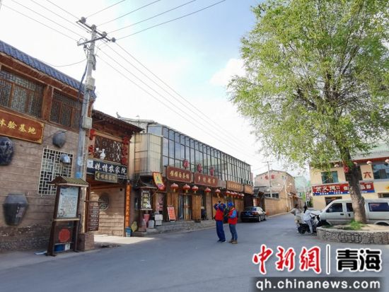 图为国家电网青海电力三江源(海东互助)党员服务队队员薛天林及同事在青海省海东市互助土族自治县小庄村开展巡视测温工作。赵梅芳摄 图为国家电网青海电力三江源(海东互助)党员服务队队员薛天林及同事在青海省海东市互助土族自治县小庄村开展巡视测温工作。赵梅芳摄