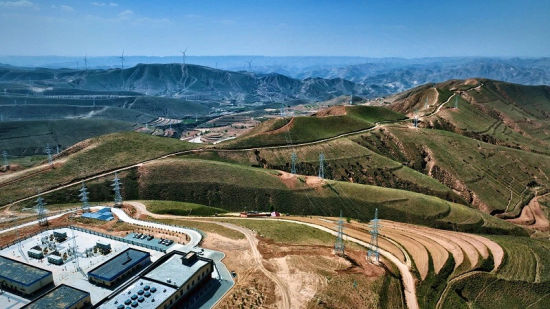 国家第一批“沙戈荒”地区建设项目、陇电入鲁配套新能源基地——华能陇东新能源基地首批100万千瓦风光项目并网。 国家第一批“沙戈荒”地区建设项目、陇电入鲁配套新能源基地——华能陇东新能源基地首批100万千瓦风光项目并网。