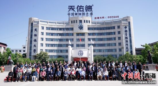 图为第五届昌耀诗歌奖部分获奖者与参会嘉宾合影。唐志福 摄 图为第五届昌耀诗歌奖部分获奖者与参会嘉宾合影。唐志福 摄