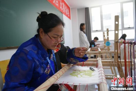 图为西宁市第一届职业技能大赛现场,参赛选手正在进行青绣比赛。祁增蓓 摄 图为西宁市第一届职业技能大赛现场,参赛选手正在进行青绣比赛。祁增蓓 摄