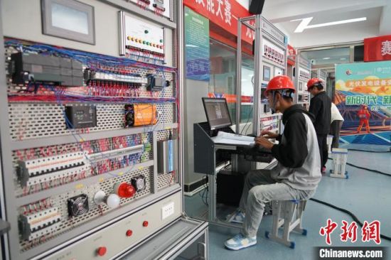 图为西宁市第一届职业技能大赛现场,参赛选手正在进行光伏发电设备安装调试技术比拼。祁增蓓 摄 图为西宁市第一届职业技能大赛现场,参赛选手正在进行光伏发电设备安装调试技术比拼。祁增蓓 摄
