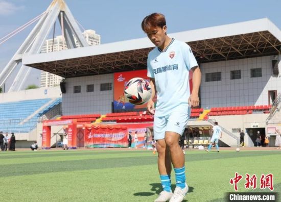 图为参加2024年西宁市第二届足球联赛的球员热身。张添福摄 图为参加2024年西宁市第二届足球联赛的球员热身。张添福摄