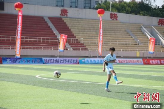 图为参加2024年西宁市第二届足球联赛的球员热身。张添福摄 图为参加2024年西宁市第二届足球联赛的球员热身。张添福摄