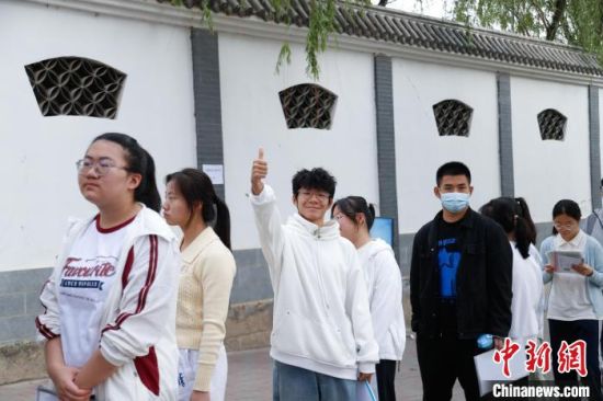 资料图为6月7日，青海西宁，青藏铁路花园学校考点，考生有序进入考场。马铭言摄